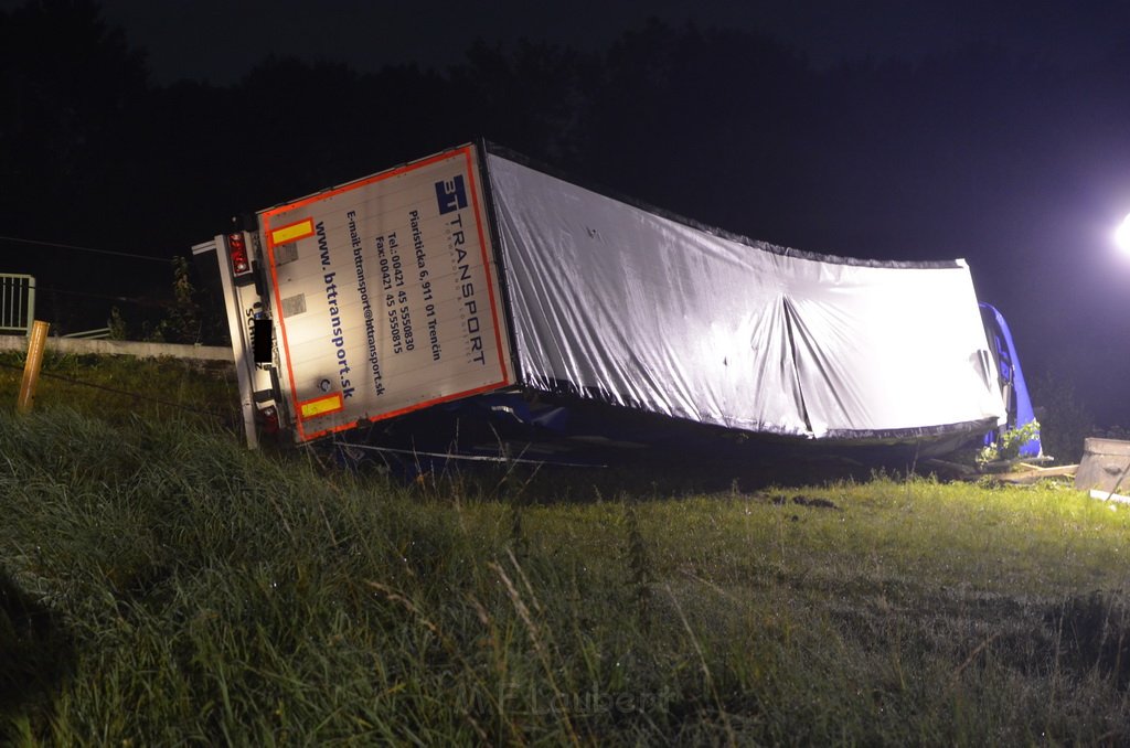 VU LKW umgestuerzt Feldkassel Industriestr Robert Boschstr P178.JPG